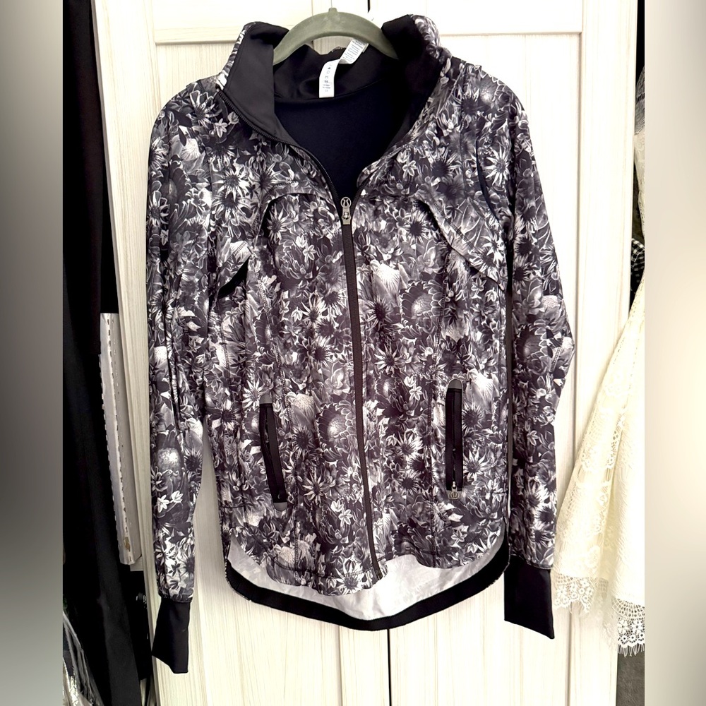 Lululemon Athletica Black & Gray, Floral windbreaker with zipped in hood! SZ 2